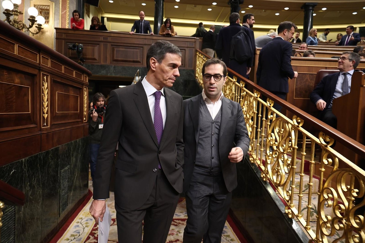 El presidente del Gobierno, Pedro Sánchez (i), y el ministro de Economía y Comercio, Carlos Cuerpo (d).(Eduardo Parra - Europa Press)