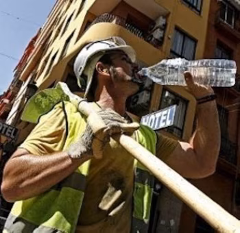 Albañil trabajando en una obra en Extremadura.