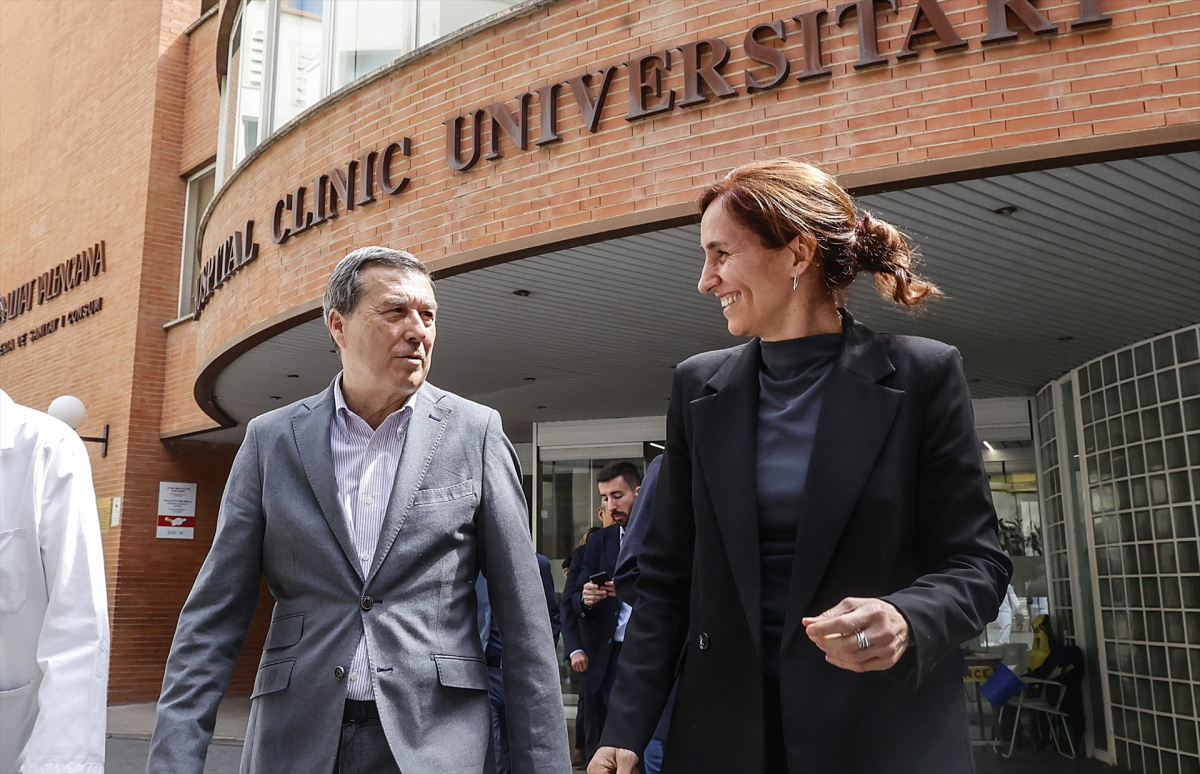 La ministra de Sanidad, Mónica García, junto al conseller de Sanidad valenciano, Marciano Gómez, este martes en el Hospital Clínic de Valencia.