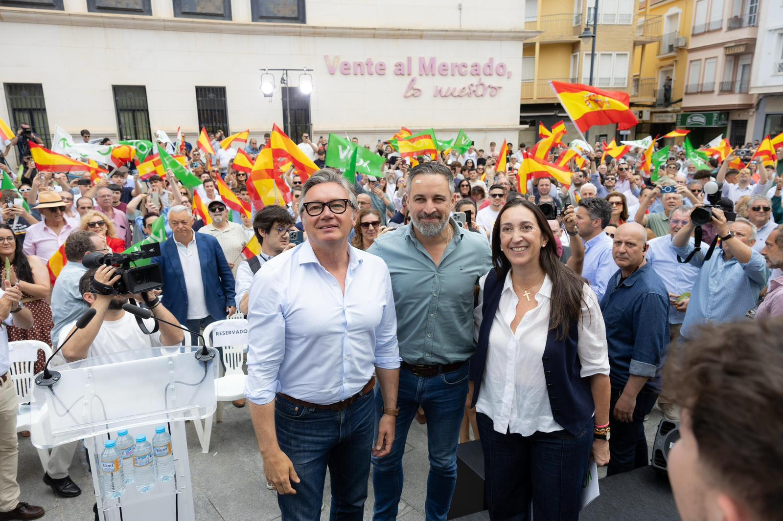 El líder de Vox, Santiago Abascal, junto a su candidato en Andalucía, Manuel Gavira, en un acto de precampaña en Lucena (Córdoba).