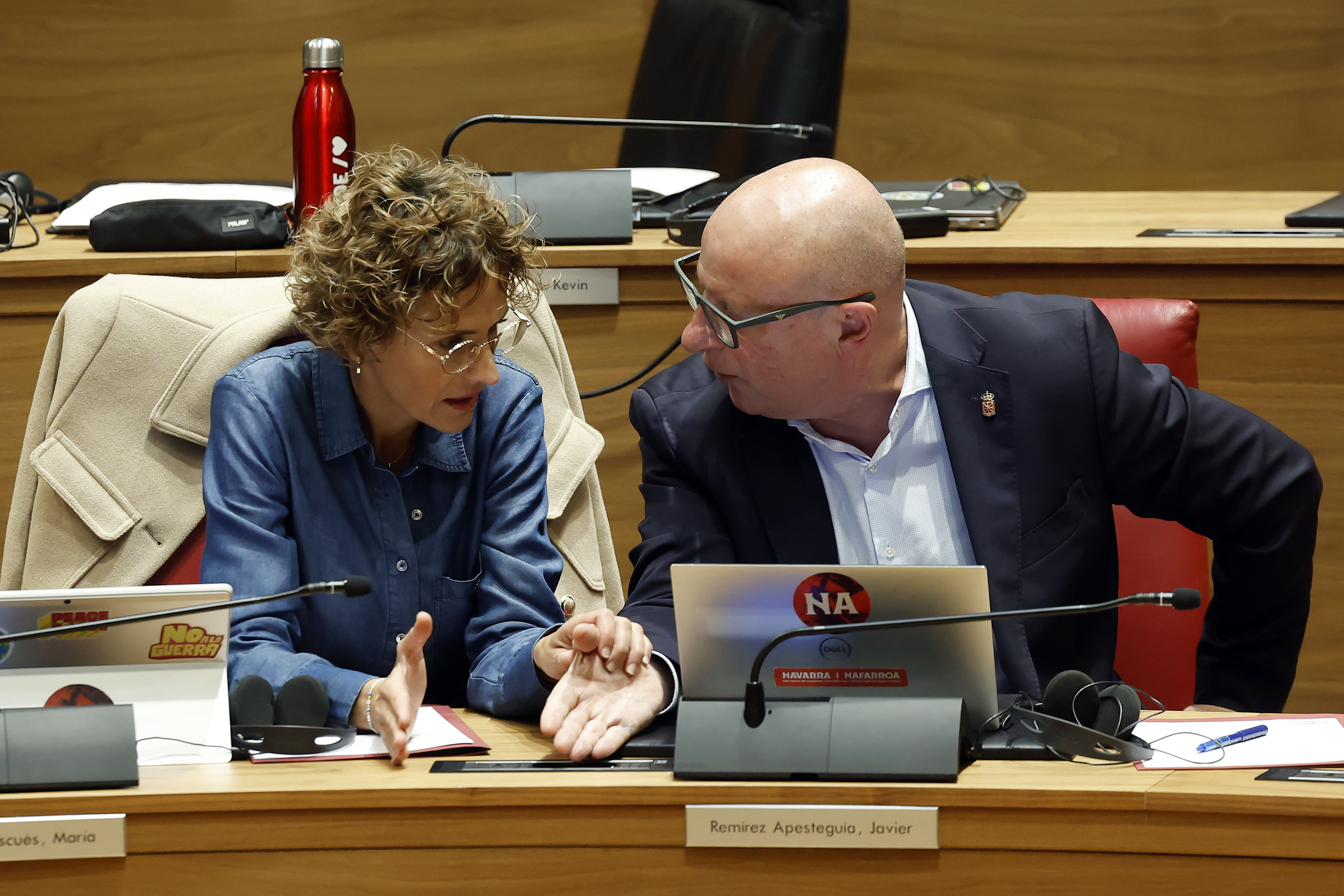 La presidenta navarra María Chivite calma a su consejero Carlos Gimeno durante el último pleno del Parlamento Foral.