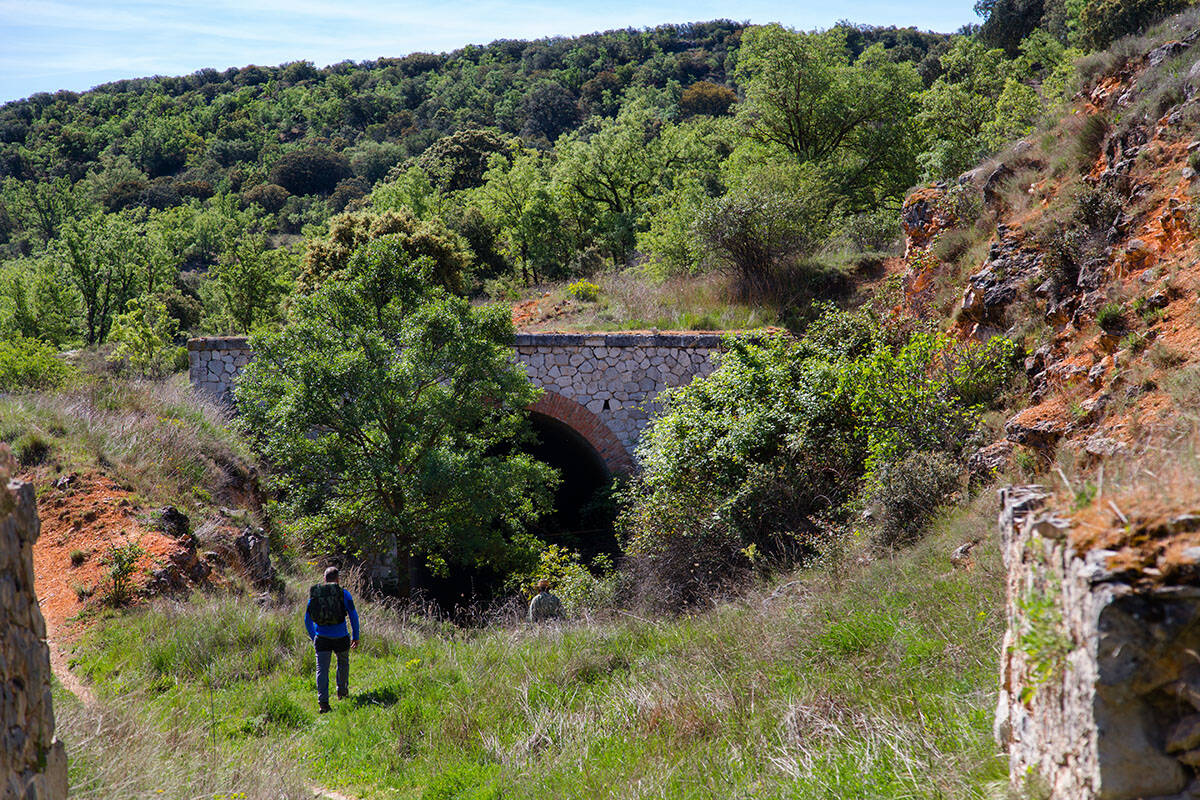 Foto: Uno de los túneles de la "vía Negrín", el ferrocarril construido durante la Guerra Civil para abastecer Madrid. (Ayuntamiento Villar del Olmo)