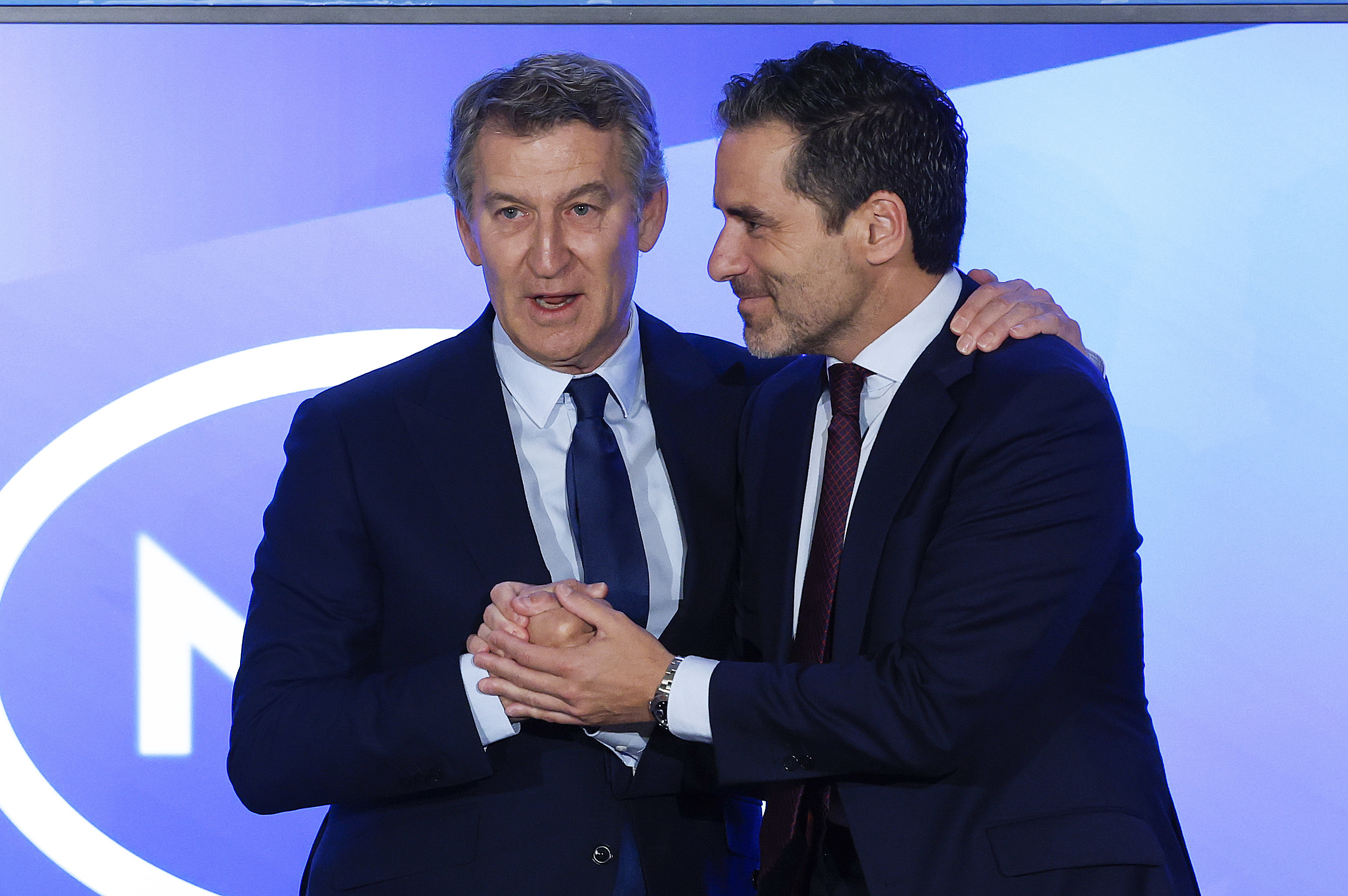 El presidente del PP, Alberto Núñez Feijóo, y el vicesecretario 'popular' Borja Sémper, este martes en un desayuno informativo en Madrid