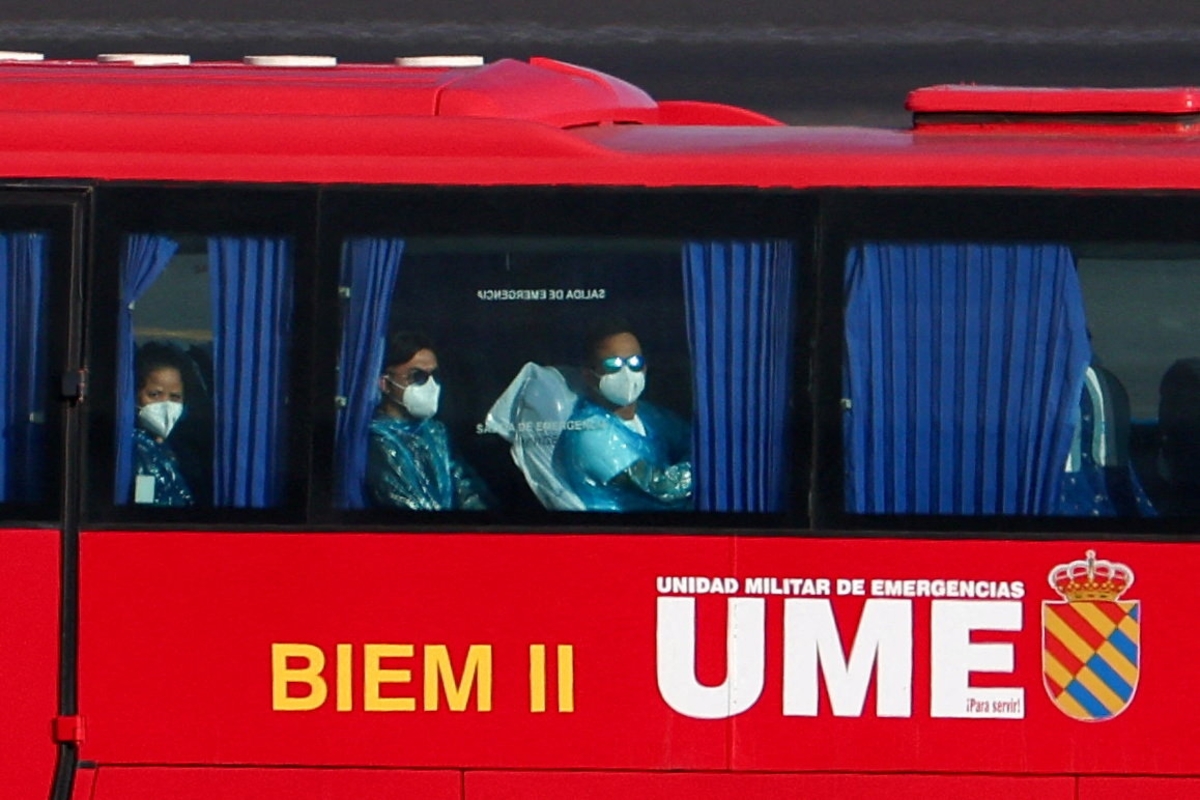 Pasajeros del crucero MV Hondius trasladados por un autobús de la UME al aeropuerto de Tenerife Sur. (Pedro Nunes/REUTERS)