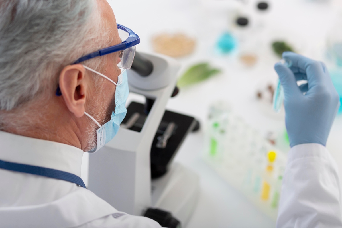 Un científico investigando en un laboratorio