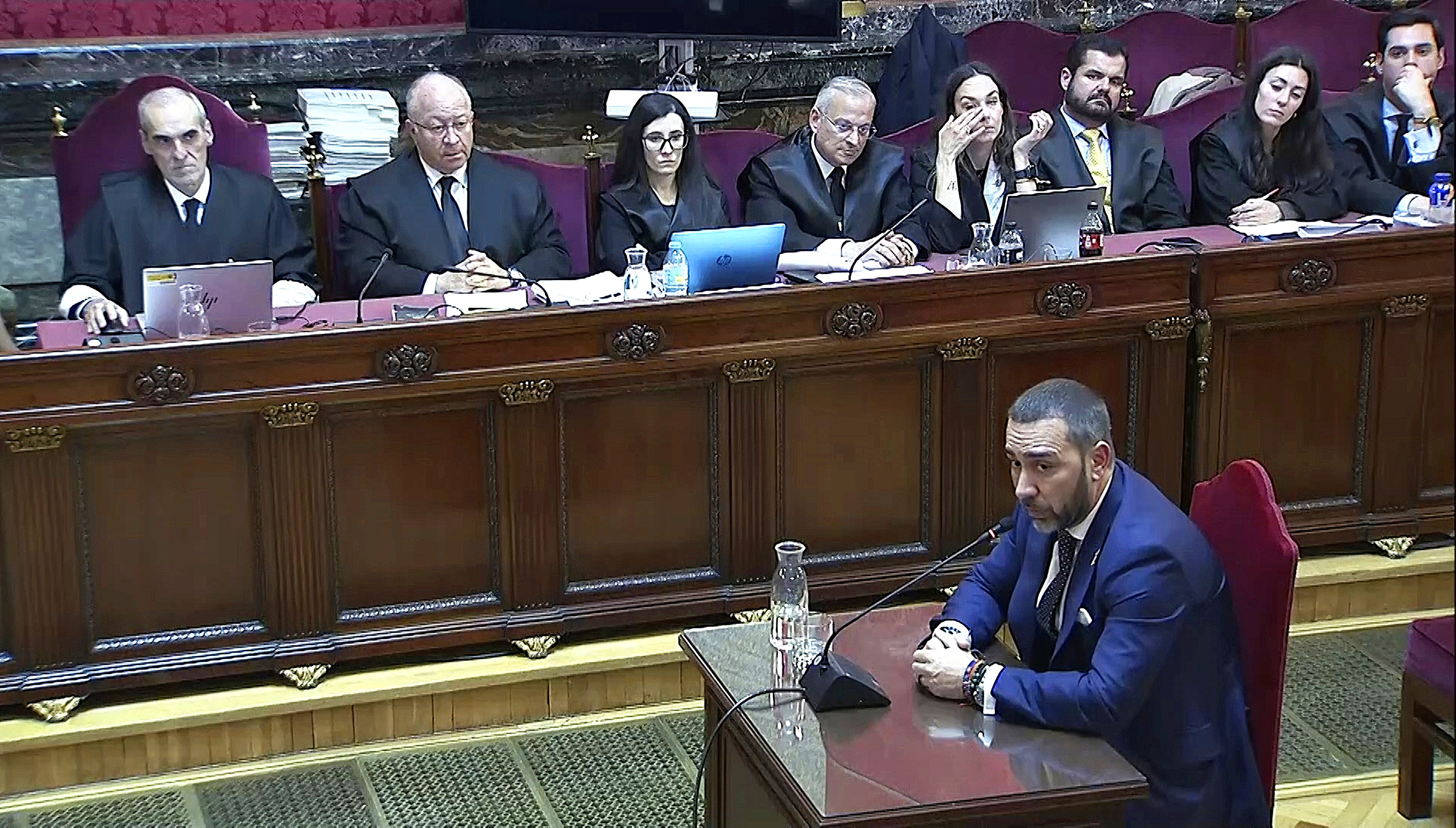 Víctor de Aldama, en su declaración en el Tribunal Supremo, ante la mirada del fiscal Anticorrupción, Alejandro Luzón (izquierda).