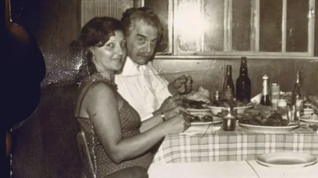 Una imagen en blanco y negro de un hombre y una mujer comiendo