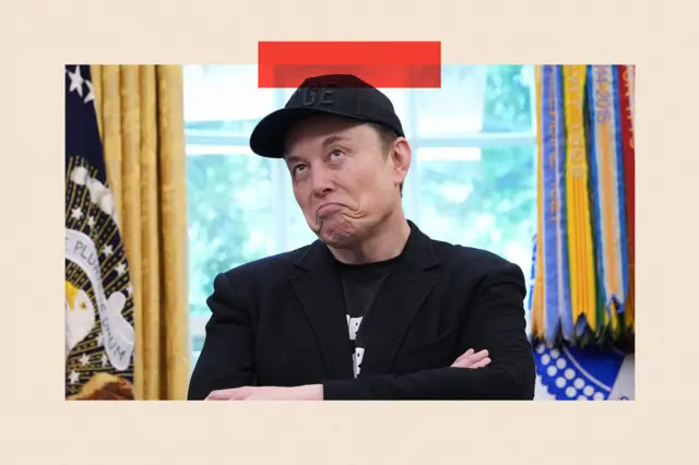 Elon Musk con los brazos cruzados