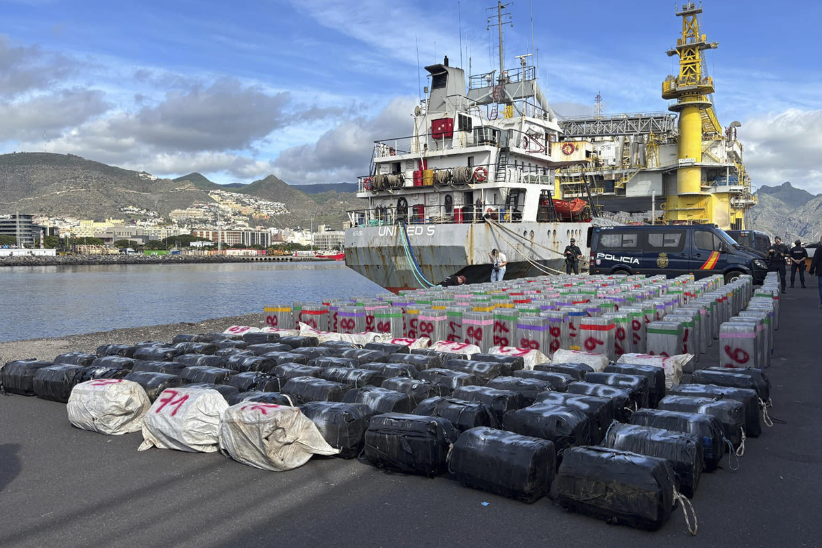 La Policía Nacional llevó al puerto de Santa Cruz de Tenerife el 'United S' y los 294 fardos de cocaína que ocultaba en su interior.