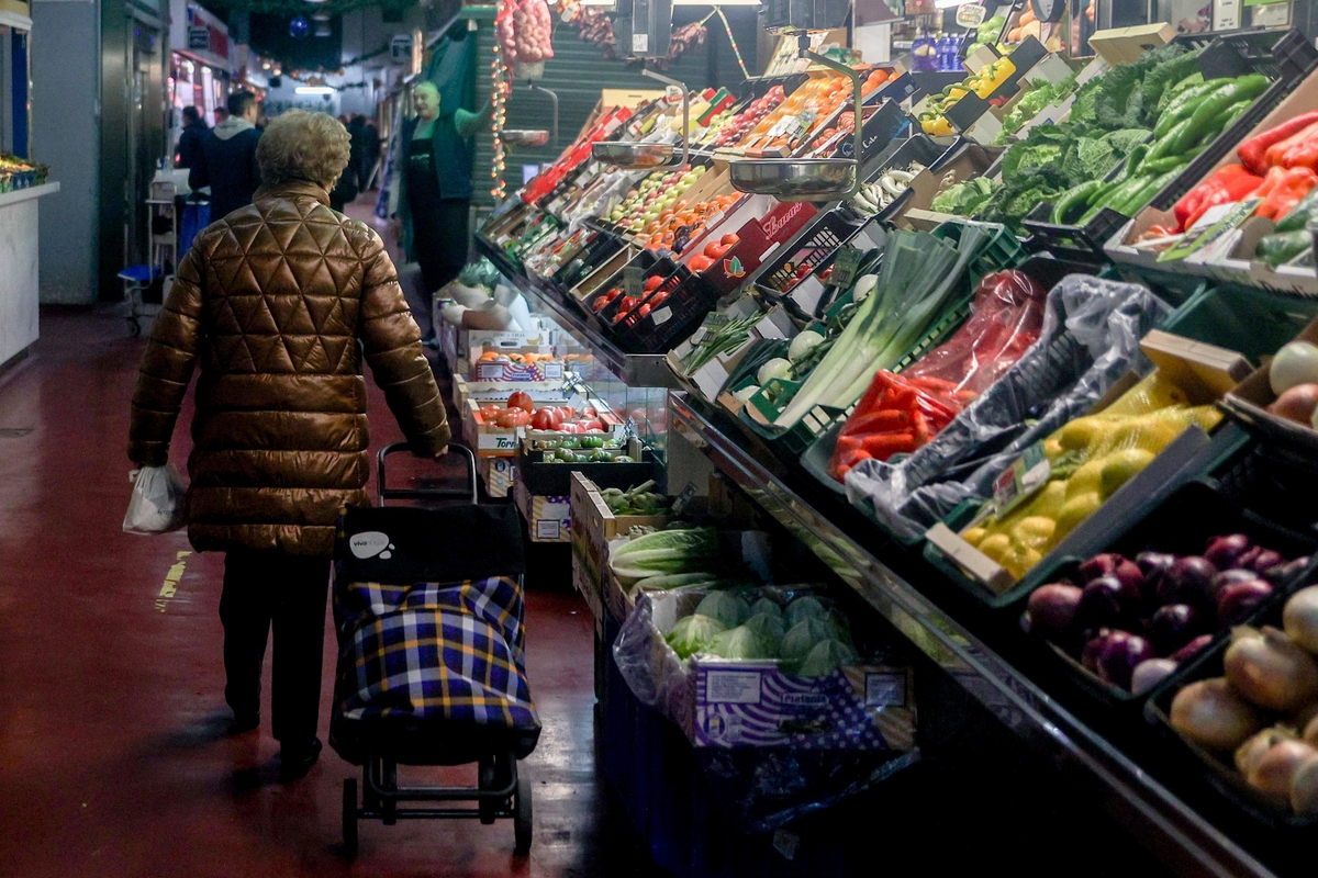 Una mujer compra en un mercado en Madrid (Ricardo Rubio / Europa Press)