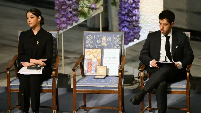 Ali Rahmani y Kiana Rahmani sentados en el escenario durante la ceremonia del Premio Nobel de la Paz.
