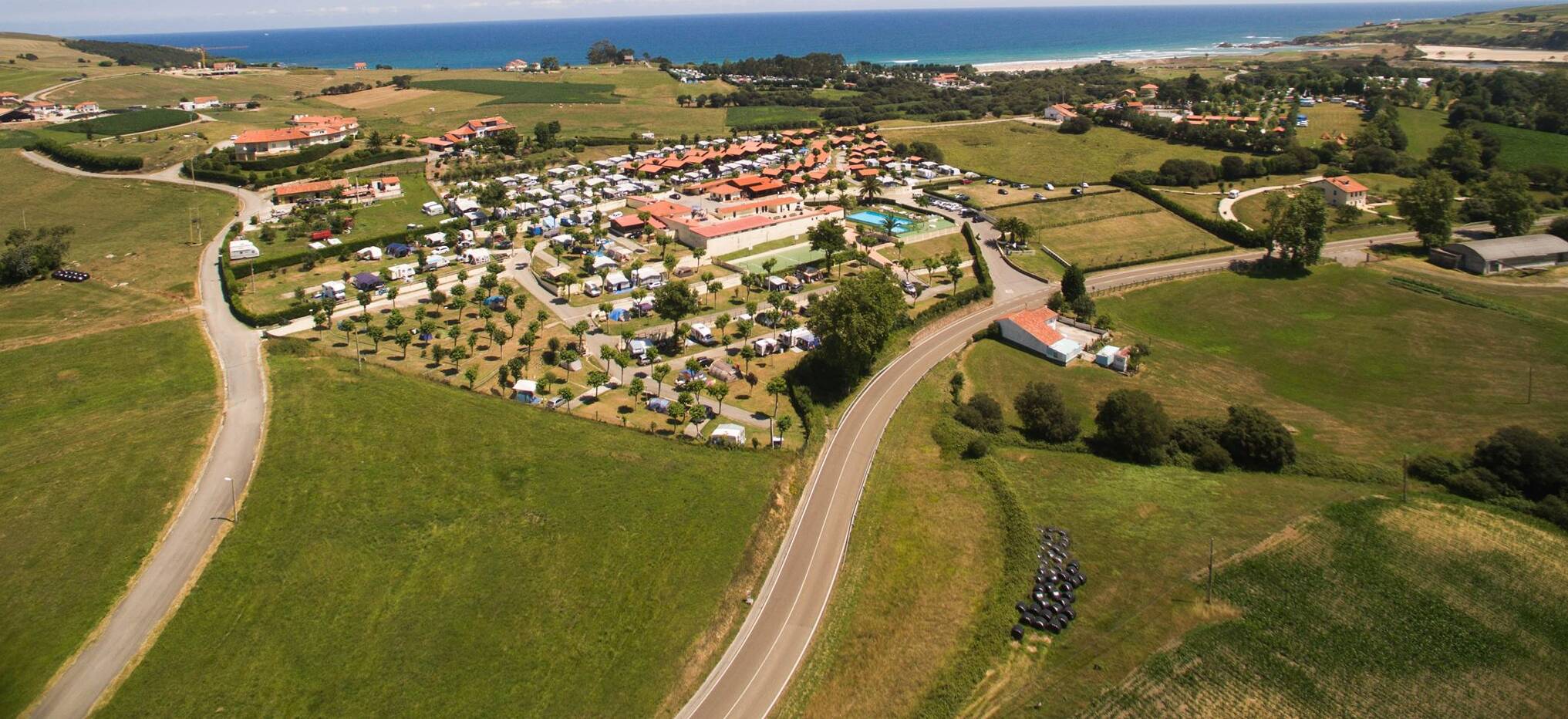 Foto: Vista aérea del camping cántabro reconocido entre los 45 mejores de España en los premios europeos ACSI Awards. (Facebook)