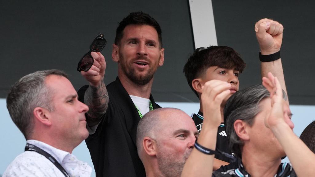 Leo Messi, junto a su hijo Thiago, viendo una carrera de la F1 en Miami