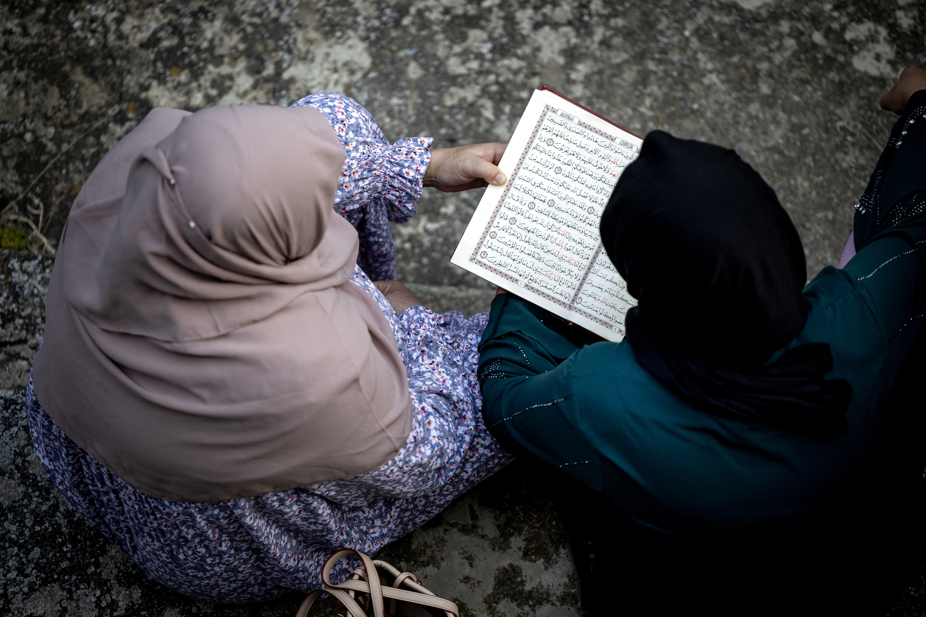 Unas mujeres leen textos en árabe