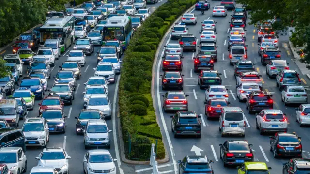 Imagen aérea de una autopista repleta de autos. 