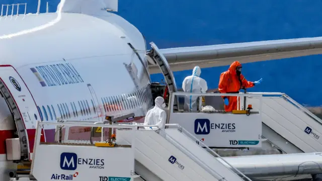 Un avión chárter espera a los pasajeros del crucero.