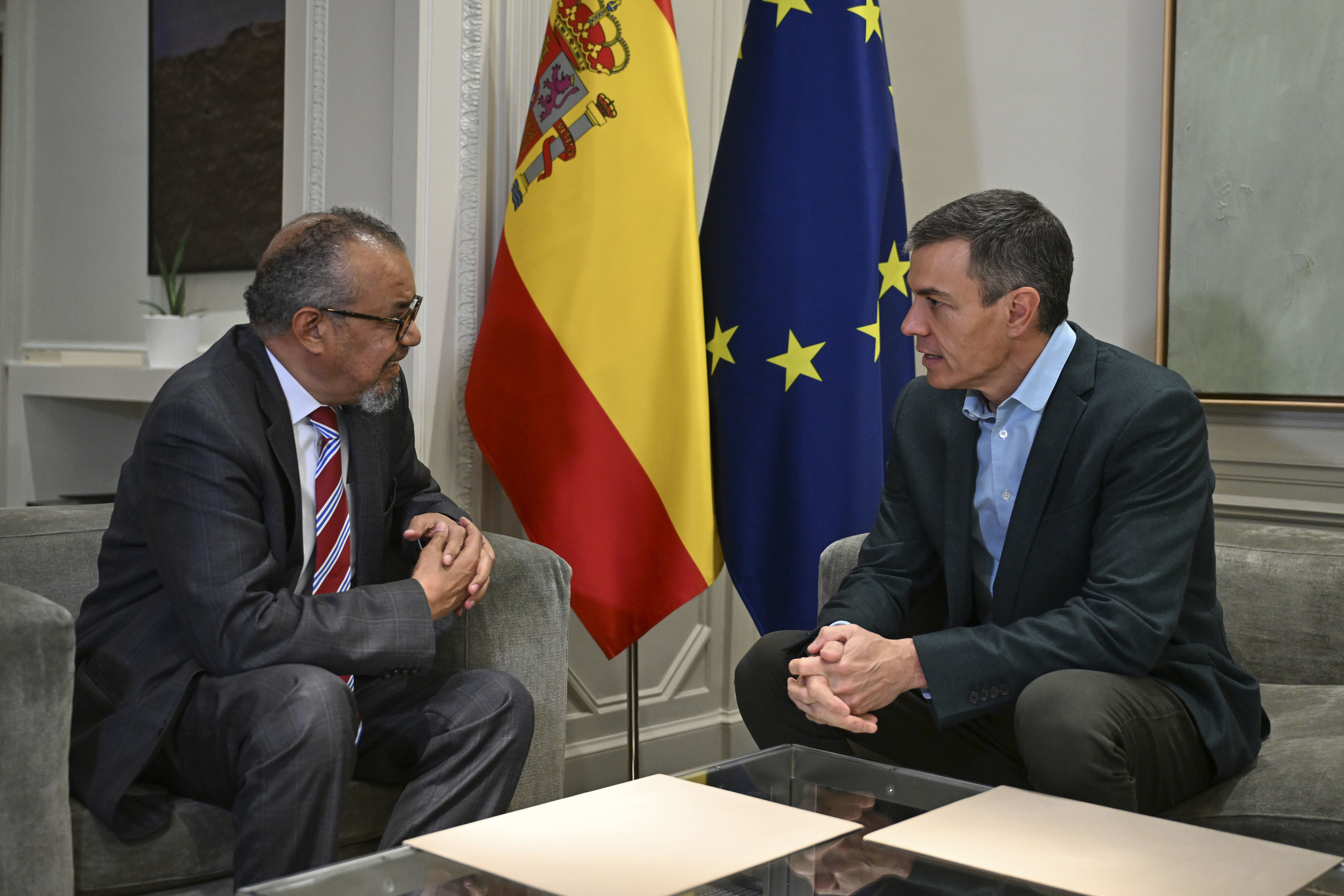 Pedro Sánchez mantiene, un encuentro con el director general de la OMS, Tedros Adhanom.