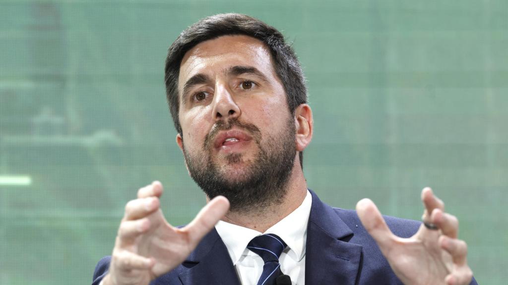 Enrique Riquelme, fundador y presidente ejecutivo de Grupo Cox, en un foro económico.