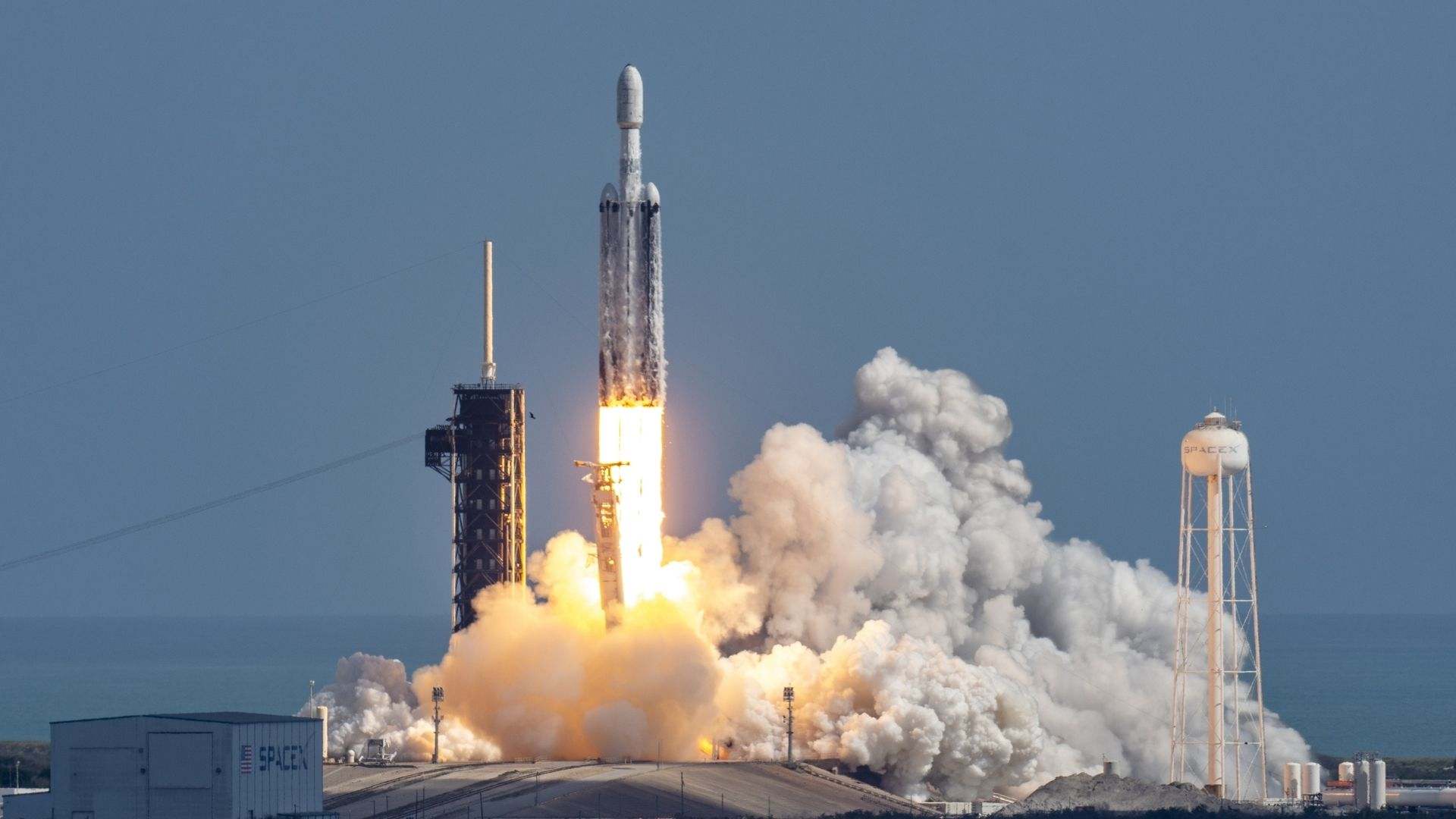 Google y Space X quieren llevar los centros de datos al espacio: "Será el lugar más barato donde tenerlos en los próximos años"