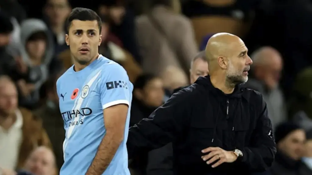 Rodri Hernández y Pep Guardiola, durante un partido del Manchester City