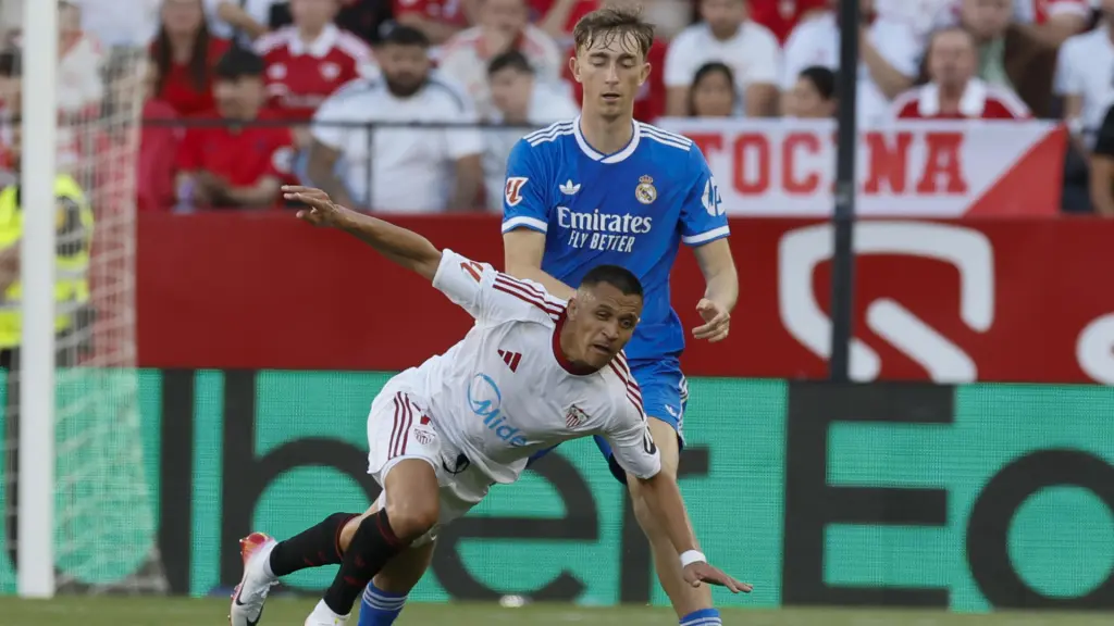Lance del partido entre Huijsen y Alexis Sánchez.