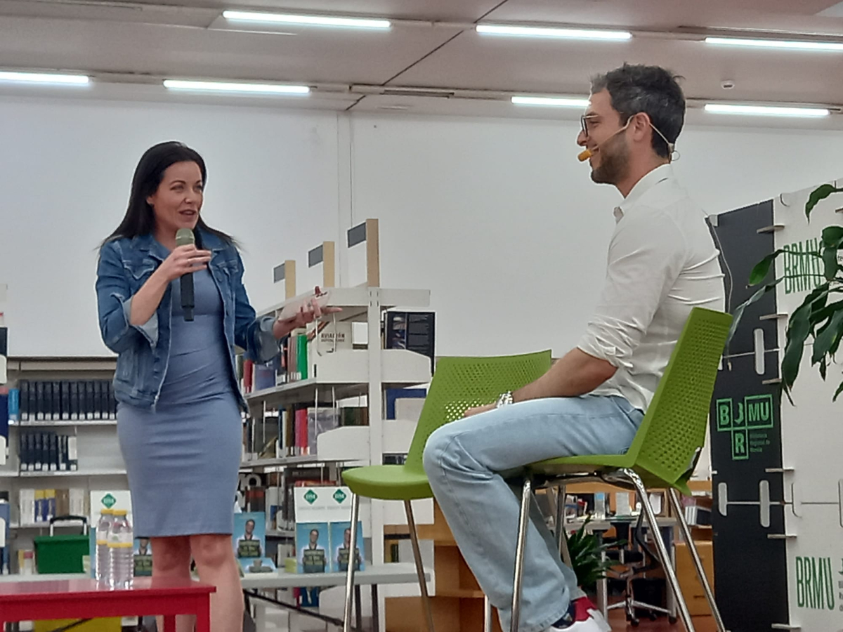 El doctor Felices junto a la presentadora del acto, María José Moreno