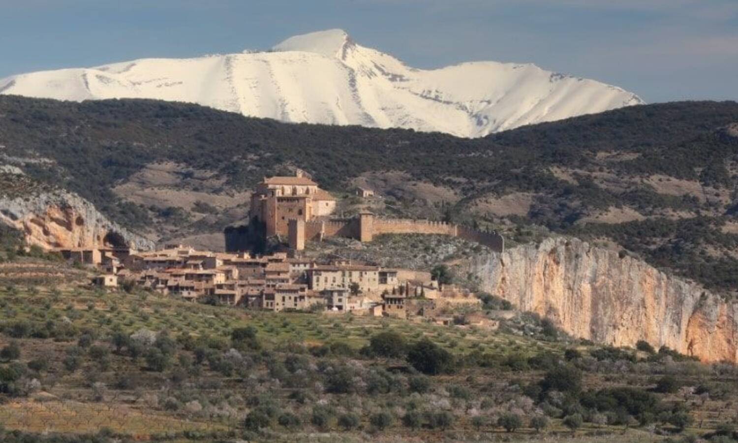 Foto: El pueblo medieval amurallado que puedes recorrer paseando en Huesca. (Turismo de Somontano)