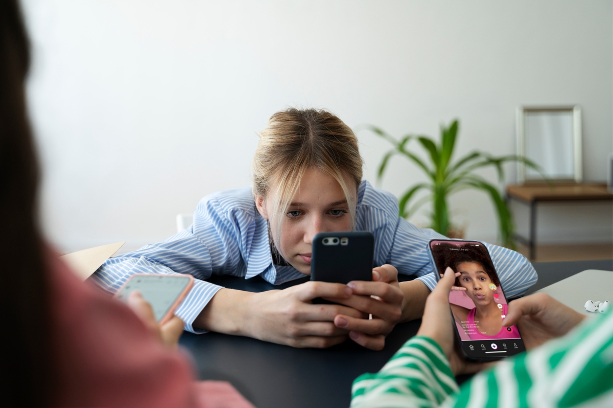 Adicción a las redes sociales. (Freepik)