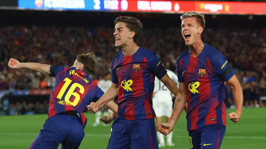 Fermín López, Gavi y Dani Olmo celebran el gol del 2-0 en El Clásico