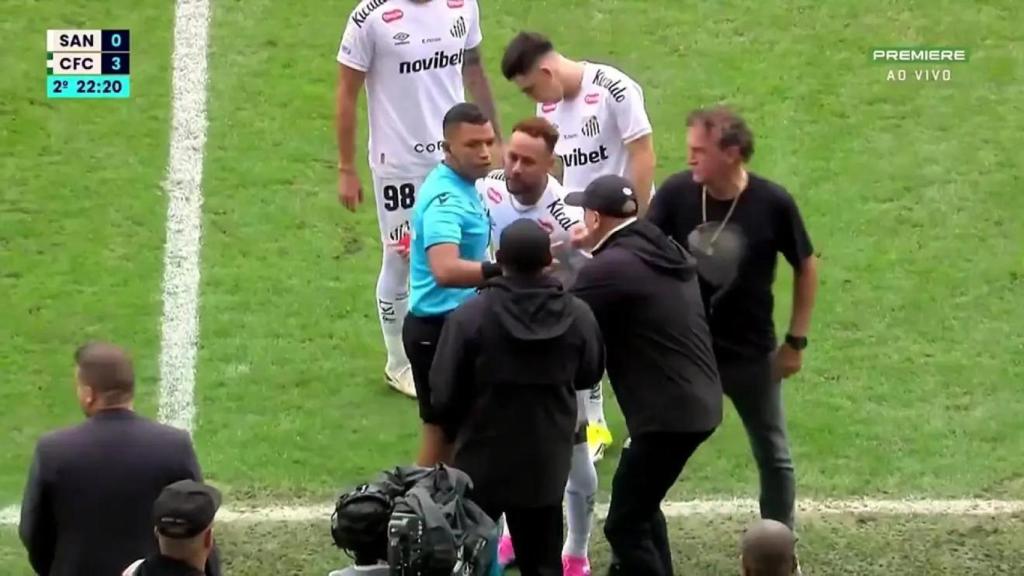 Neymar Jr quejándose al árbitro después de la sustitución.