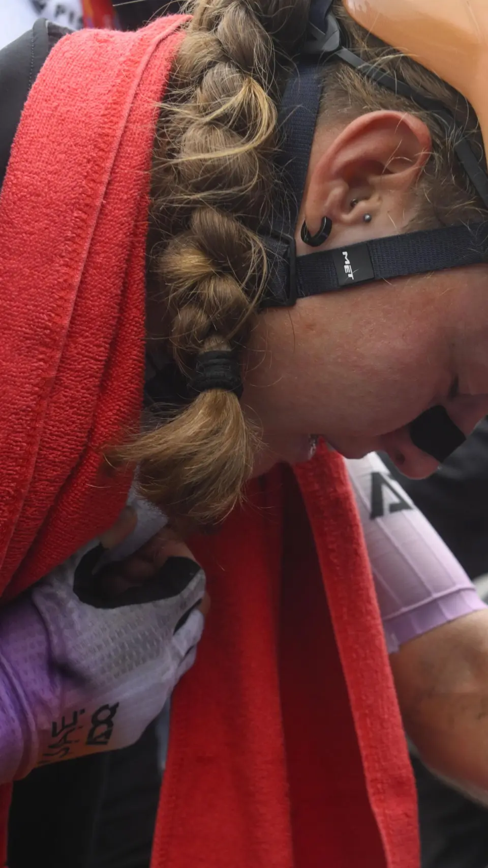 Paula Blasi, emocionada tras proclamarse campeona de La Vuelta Femenina.