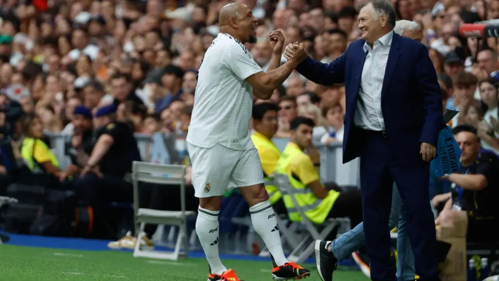 Roberto Carlos y José Antonio Camacho, que entrenó a los veteranos del Real Madrid