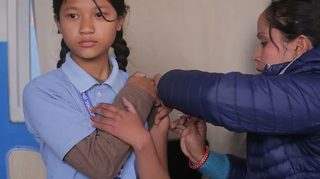Estudiante de Nepal recibe la vacuna