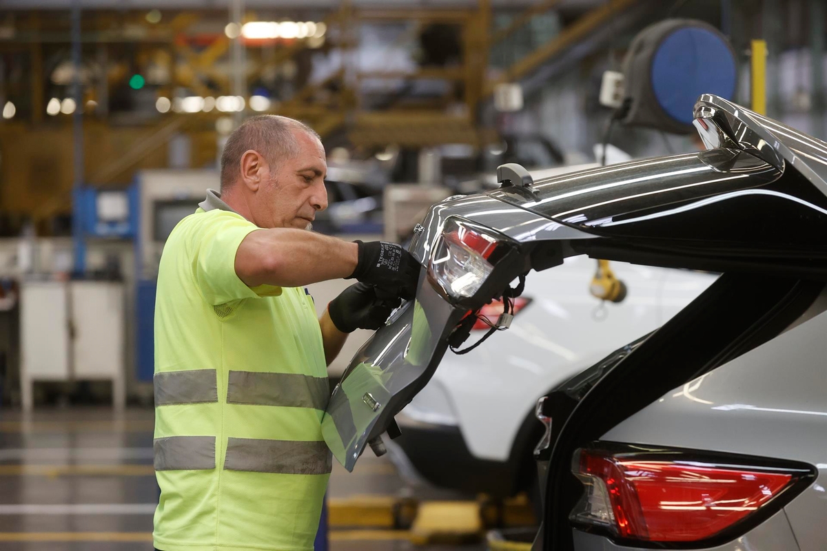 La jubilación parcial y los contratos de relevo se concentran en las grandes empresas industriales (Un trabajador en la fábrica de Ford en Almussafes, Valencia. EFE/ Kai Forsterling.)