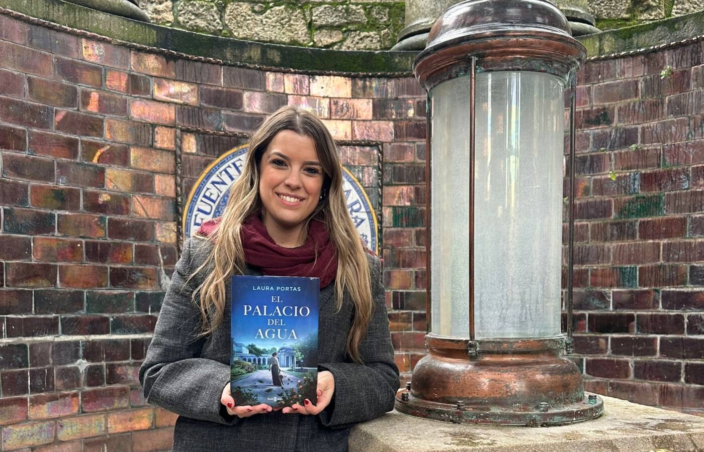 Foto: La escritora Laura Portas en el balneario gallego con su nueva novela. (Cortesía)