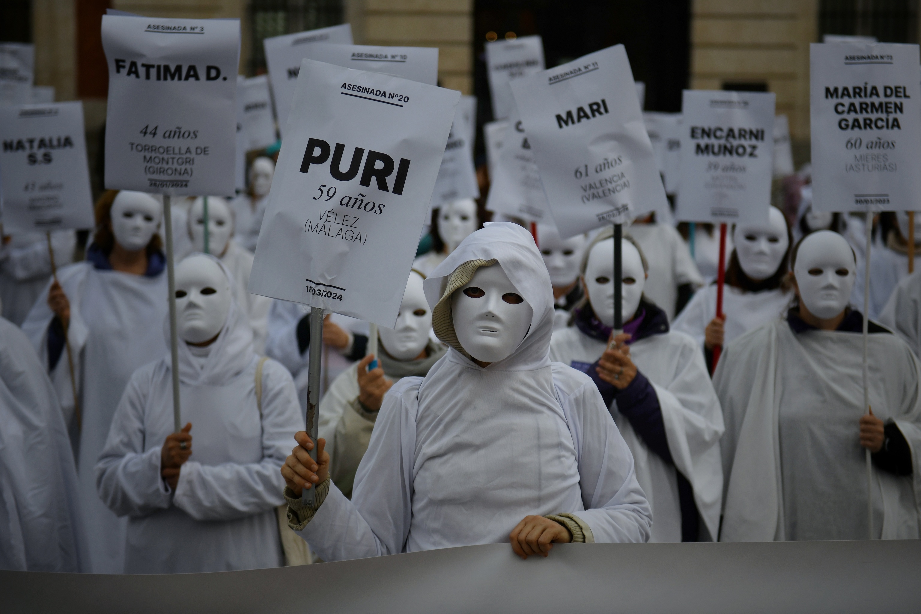 Grupos feministas se concentran por los asesinatos machistas en la Puerta del Sol de Madrid.