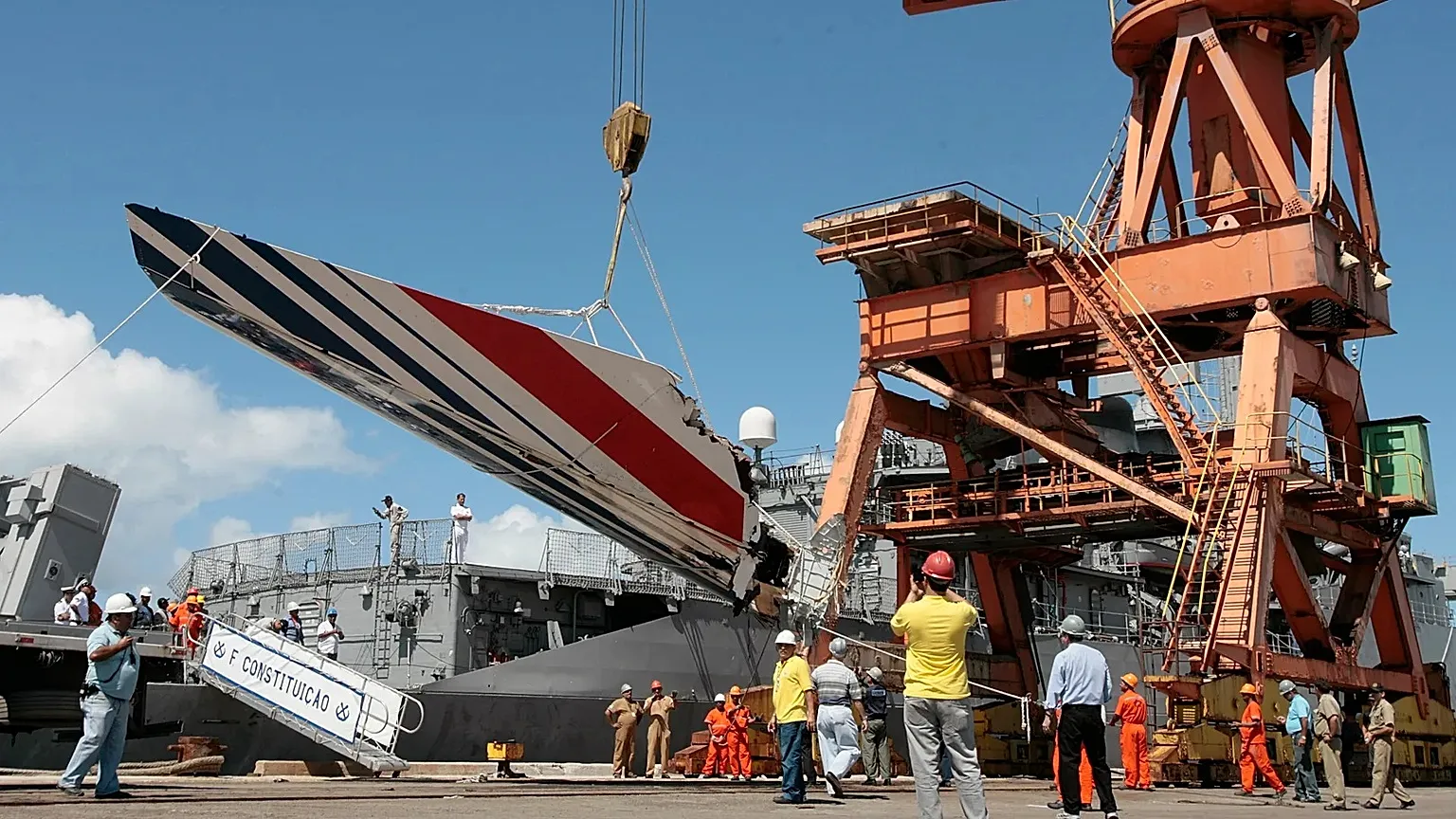 Workers unloading debris belonging to Air France flight AF447 from the Brazilian Navy's Constitution Frigate in the port of Recife, 14 June, 2009 