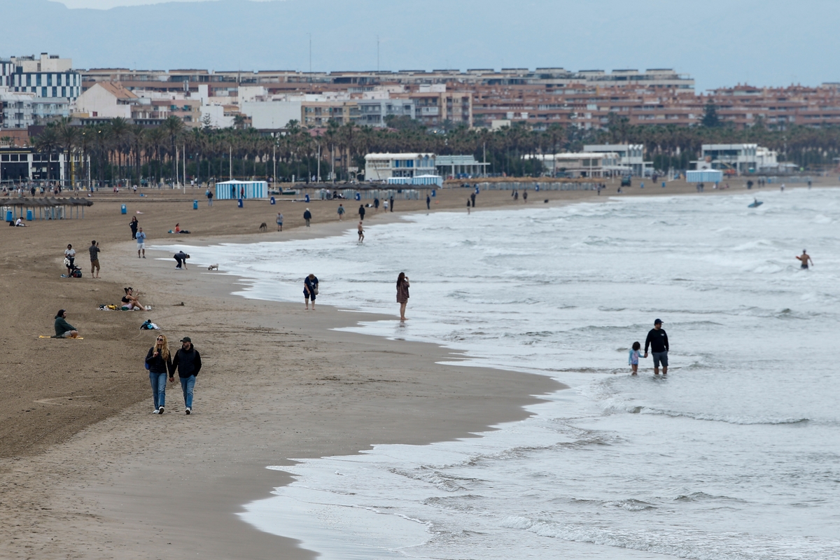Vista general de la playa de la Malvarrosa durante este viernes en el que la Comunitat Valenciana afronta el fin de semana con el cielo cubierto como gran protagonista, que sobre todo hoy y mañana podrá dejar lluvias, en ocasiones de intensidad fuerte y acompañadas de tormenta, mientras las temperaturas comenzarán a recuperarse a partir del domingo. EFE/Biel Aliño