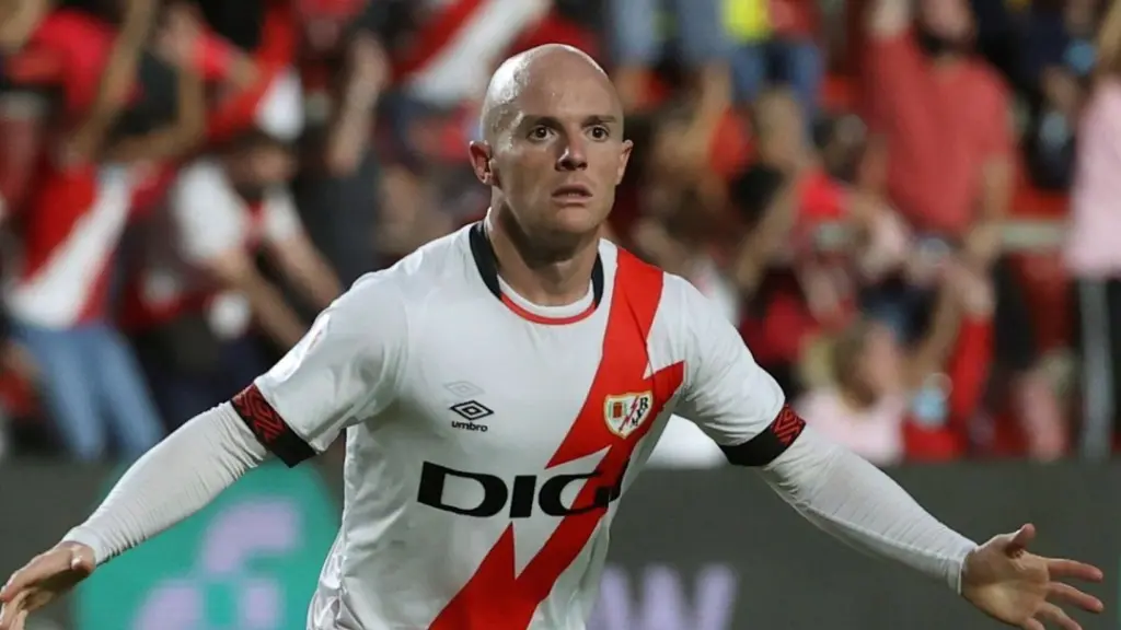 Isi Palazón, durante un partido con el Rayo Vallecano.
