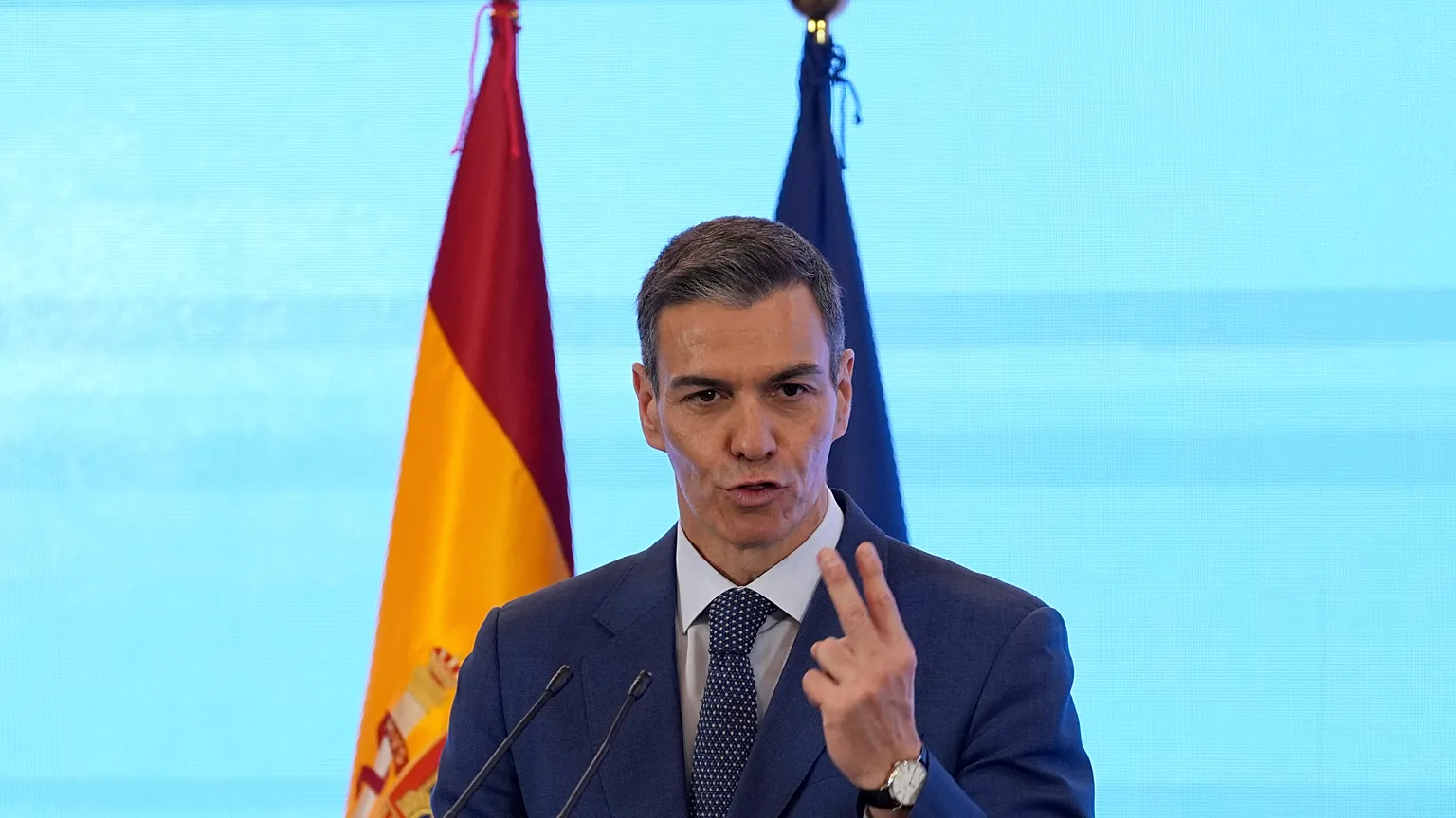 Spanish PM addresses the media in China