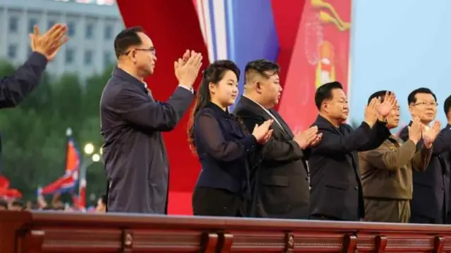 Con el cabello largo recogido y una blusa negra transparente que deja ver sus brazos, Kim Ju Ae aparece junto a Kim Jong Un, y varios funcionarios en la inauguración de un conjunto residencial en Pyongyang.
