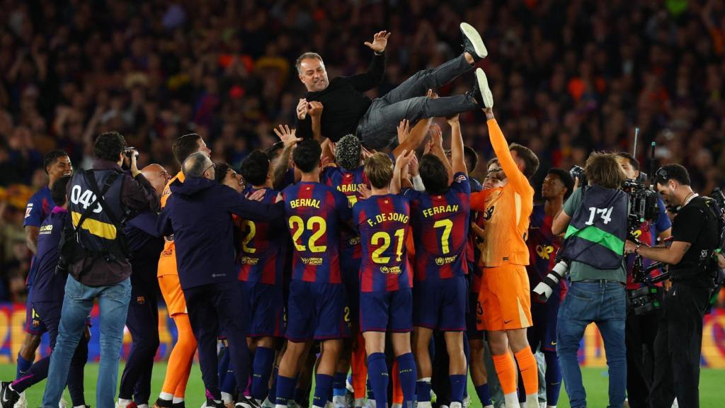 Flick, manteado por sus jugadores tras ganar La Liga.