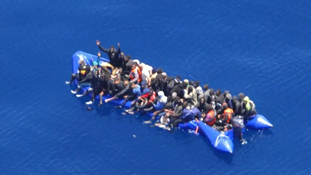 La lancha neumática de la que fueron rescatados 55 personas.