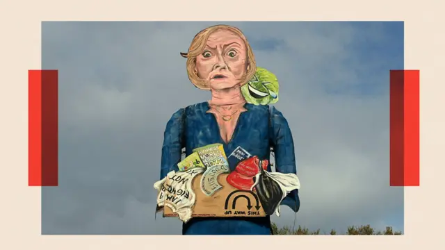 Una maqueta artística de la primera ministra británica Liz Truss con una lechuga sobre el hombro, creada por la artista Andrea Deans.