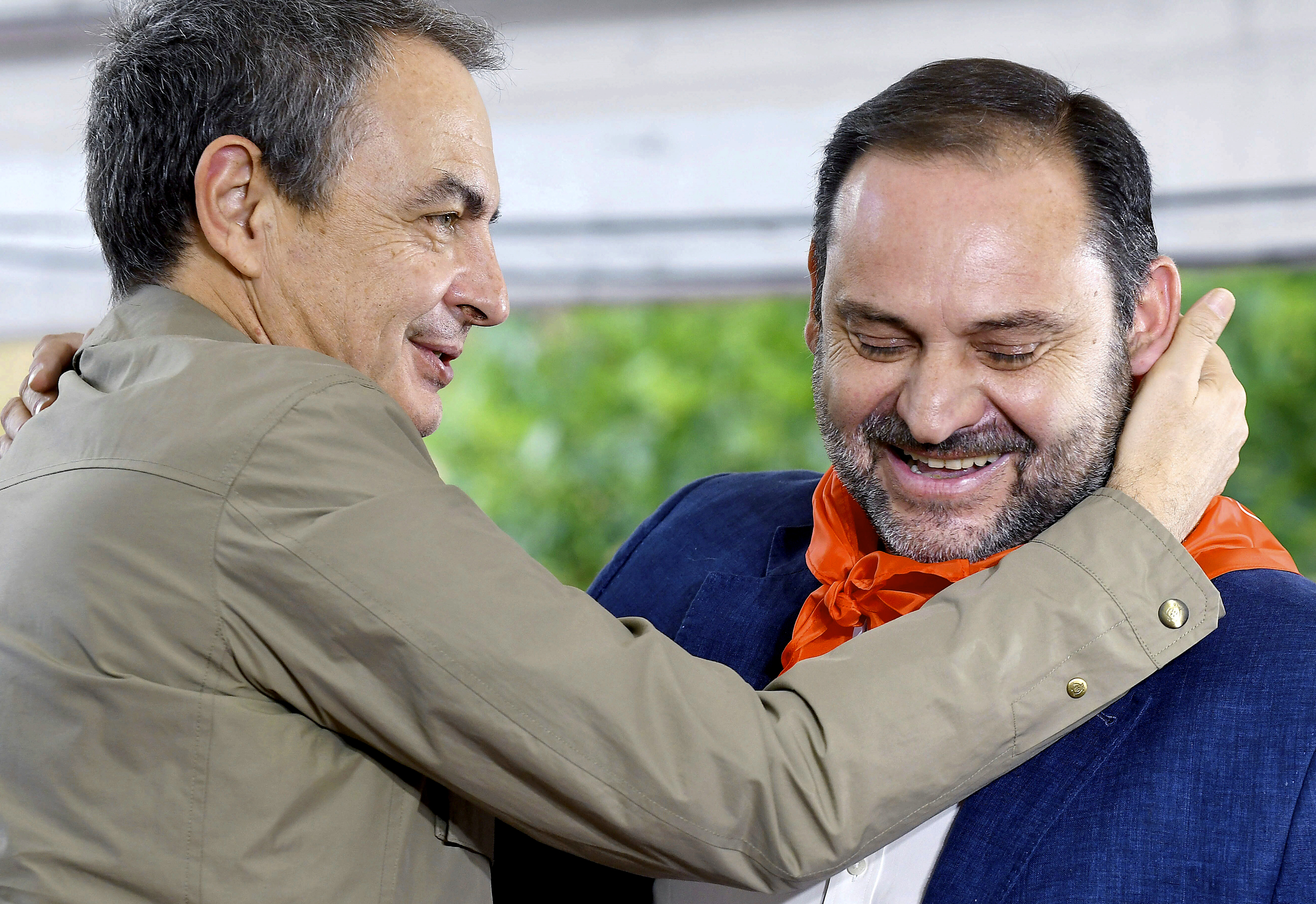 José Luis Ábalos y José Luis Rodríguez Zapatero, durante la Fiesta Provincial de los socialistas leoneses en La Ercina, en julio de 2018.