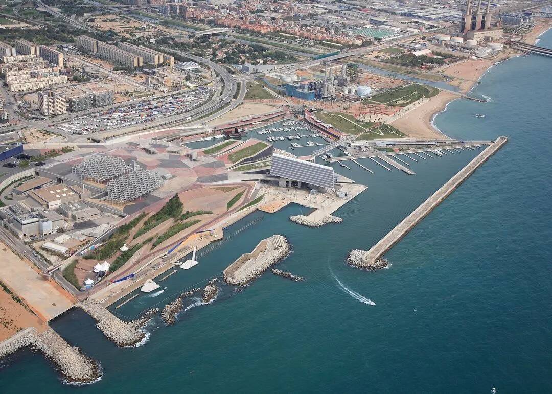 Foto: Vista de la zona de baños del Fórum de Barcelona, un espacio junto al mar con plataformas pavimentadas y acceso directo al agua. (Vida Marina)