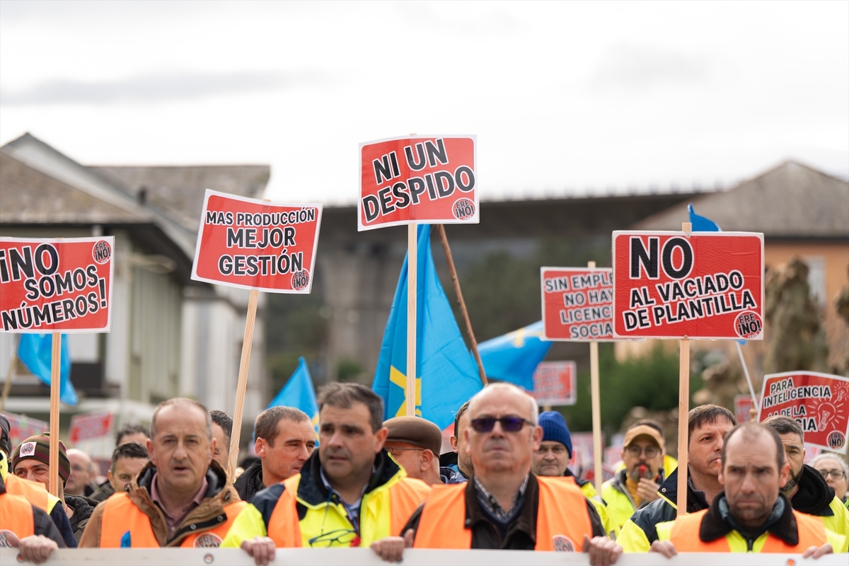 Trabajadores portan pancartas con lemas 'No somos números', 'Ni un despido' y 'No al vaciado de plantilla' durante la manifestación de Ence en contra del ERE a 96 trabajadores, a 1 de febrero de 2026, en Navia, Asturias (España)