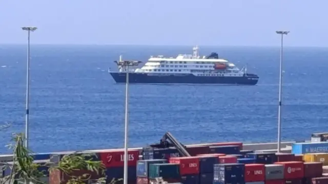 El MV Hondius fondeado frente a Cabo Verde el 4 de mayo.
