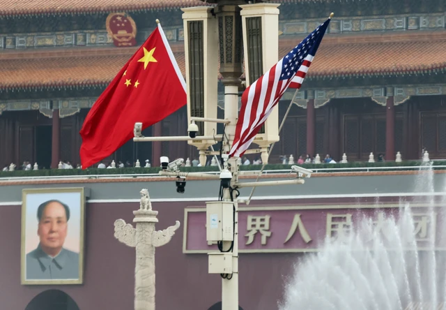 Una bandera de China y una de EE.UU. en la plaza de Tiananmen