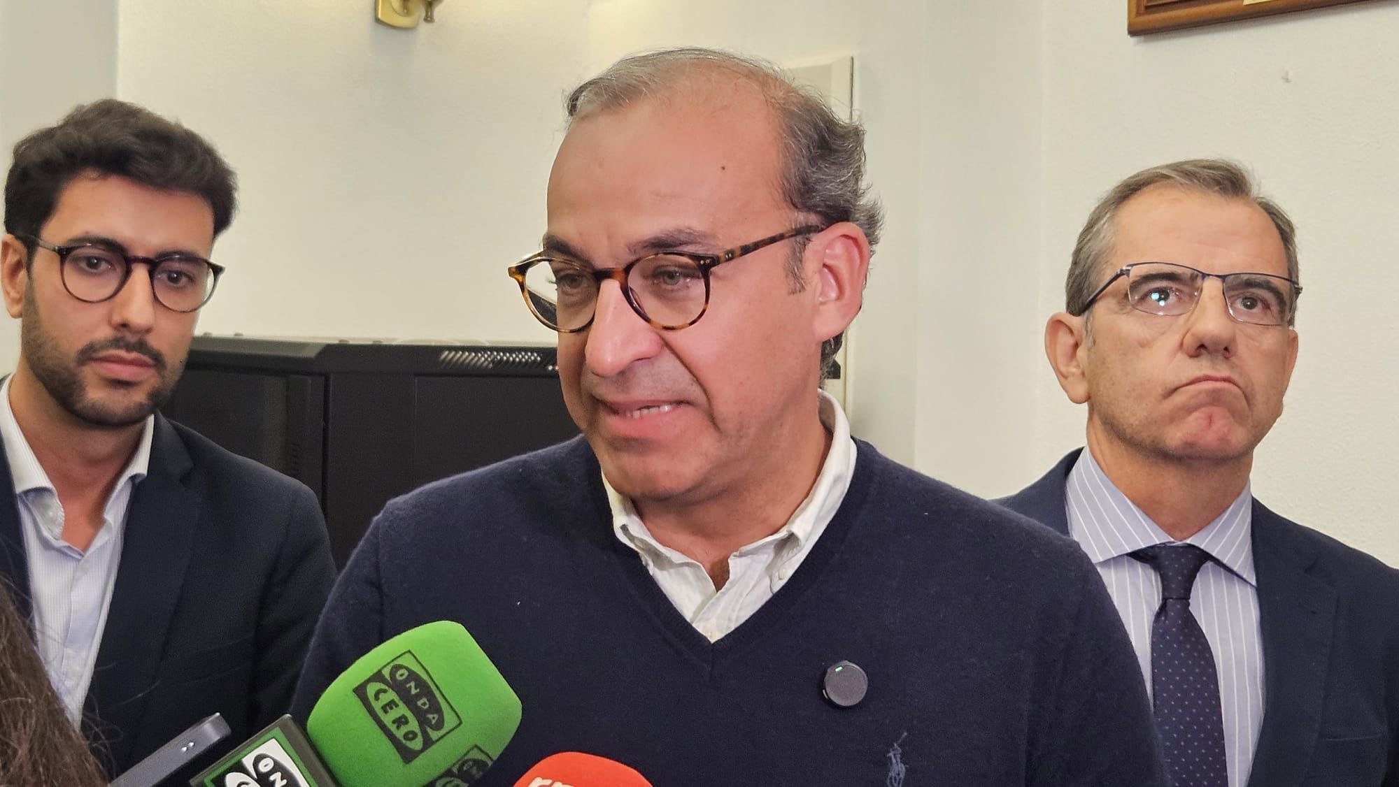 Rafael Mateos, alcalde de Cáceres, junto al concejal de Economía y el portavoz de Vox en Cáceres | Ayuntamiento